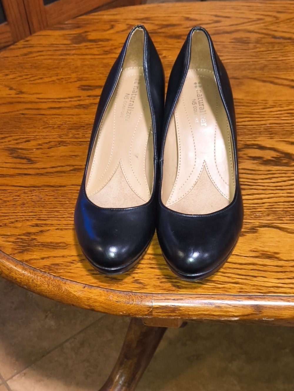 Naturalizer Black Leather Round-Toe Heels